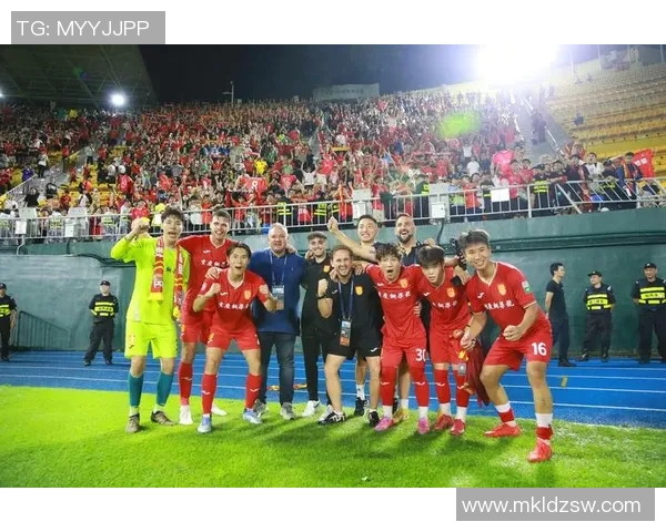 广州足球队实力之争引发热议球迷观点各异分析深入探讨球队未来发展 广州足球队实力之争引发热议球迷观点各异分析深入探讨球队未来发展