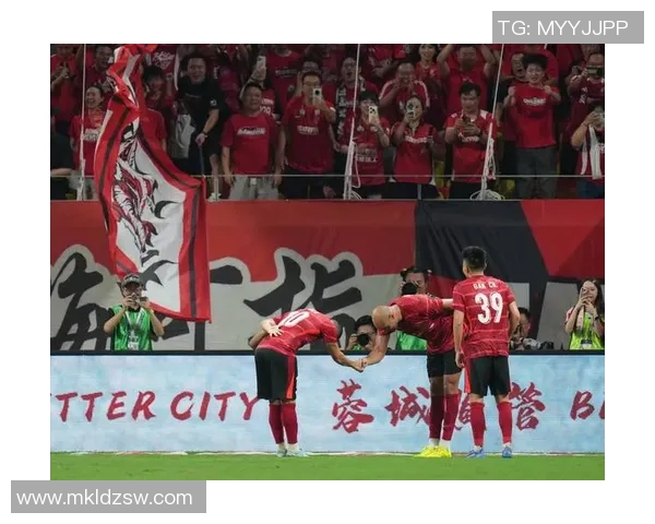 成都足球队展现强大实力大满贯点评其战术与团队协作之美 成都足球队展现强大实力大满贯点评其战术与团队协作之美