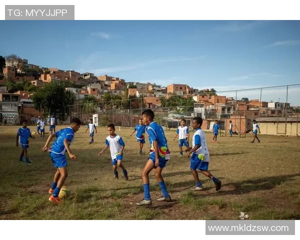 足球明星佩戴隐形牙套展现自信微笑助力场上表现