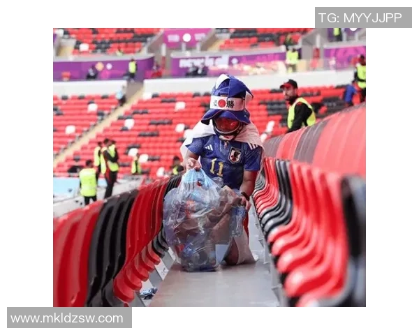 足球明星在比赛中遭遇球迷扔东西事件引发广泛关注与讨论