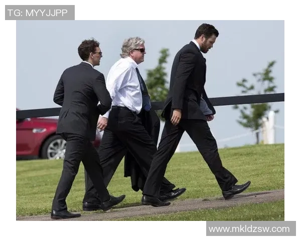 足球明星西装合照展现魅力风采与团队精神的精彩瞬间