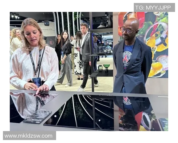 足球明星黑大衣时尚搭配全景展示让你领略潮流风范